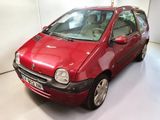 une voiture rouge garée dans un garage