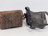 une paire de sacs à main marron et noirs posés sur une surface blanche