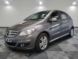 une photo d'une Mercedes Classe B grise garée dans un garage