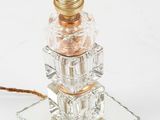 une lampe en verre posée sur une plaque de verre
