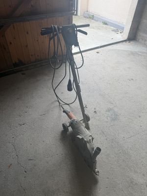 une machine posée par terre dans un garage