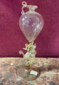 un vase en verre posé sur une table