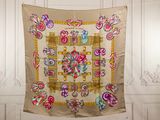 une photo d'un foulard en soie accroché à un mur
