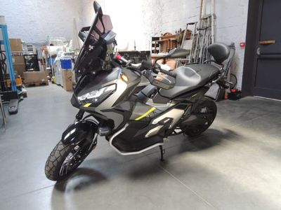 un motocycle garé à l'intérieur d'un bâtiment