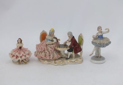quatre figurines représentant des personnes assises autour d'une table