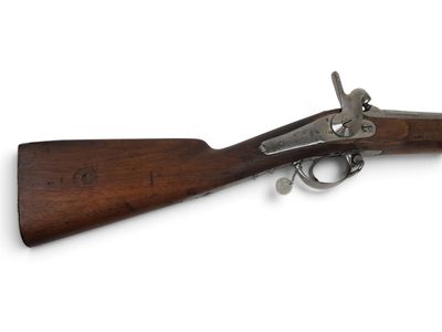 un vieux fusil avec une poignée en bois sur fond blanc