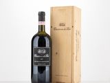 une bouteille de vin posée à côté d'une caisse en bois