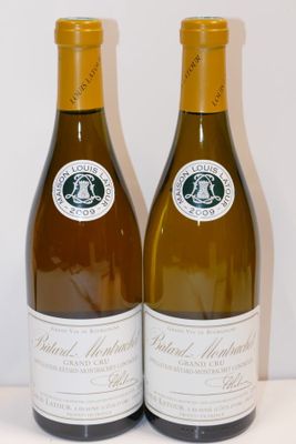 deux bouteilles de vin posées l'une à côté de l'autre sur une table