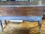 une table en bois avec un plateau en bois posée sur un parquet en bois dur