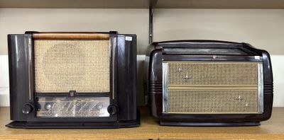 PHILIPS : lot de deux postes de radio en bakélite.