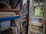 une échelle appuyée contre un mur dans une pièce