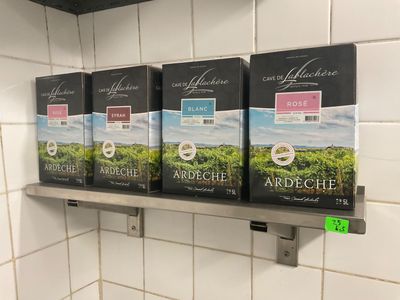 trois boîtes de thé posées sur une étagère dans une cuisine