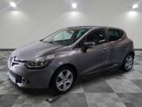 la voiture grise est garée sur un sol en damier dans le garage