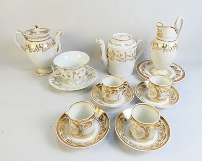 les nombreuses tasses et soucoupes qui se trouvent sur la table