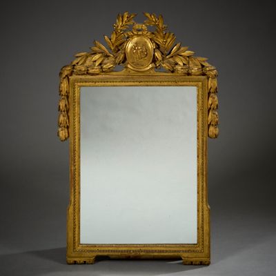 l'image d'un miroir doré sur lequel figure un visage