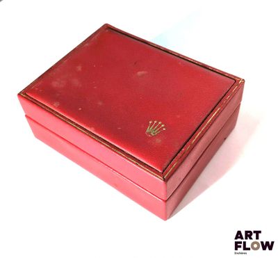 une petite boîte rouge sur laquelle est dessinée une empreinte de main