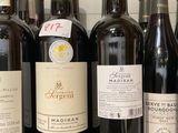 plusieurs bouteilles de vin sont alignées sur un comptoir
