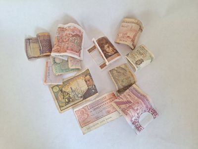 de nombreuses pièces de monnaie de différentes valeurs disposées sur la table
