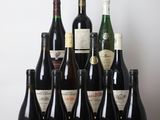 plusieurs bouteilles de vin posées sur une table en bois