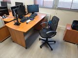 un bureau avec une chaise et un ordinateur dessus