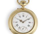une image d'une montre de poche en or avec des chiffres romains sur le cadran