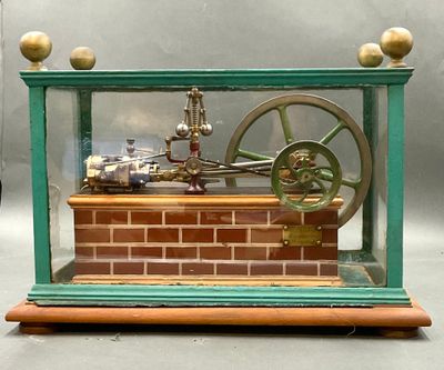 une maquette d'une machine à vapeur exposée dans une vitrine