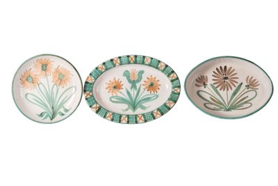 trois assiettes ornées de fleurs peintes sur fond blanc