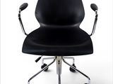 une image représentant une chaise de bureau noire à roulettes sur fond blanc