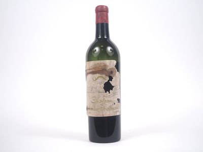 une bouteille de vin posée sur une table