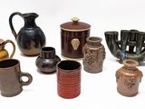 de nombreux types de vases différents qui se trouvent sur la table