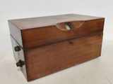 une vieille boîte en bois munie d'une poignée et d'un loquet