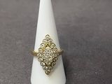 une image représentant un cône blanc sur lequel est posé une bague en diamant