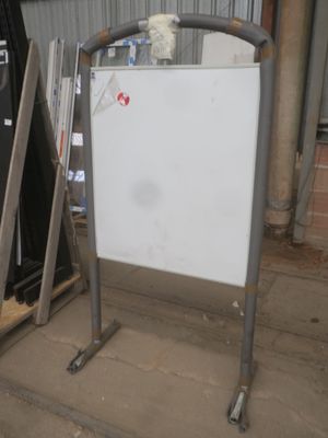 une photo d'un tableau blanc dans un entrepôt