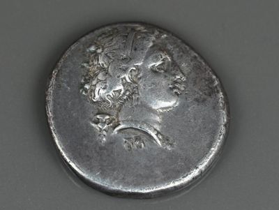 une vieille pièce d'argent sur laquelle figure le portrait d'une femme