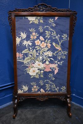 un vieux cadre en bois orné d'un motif floral
