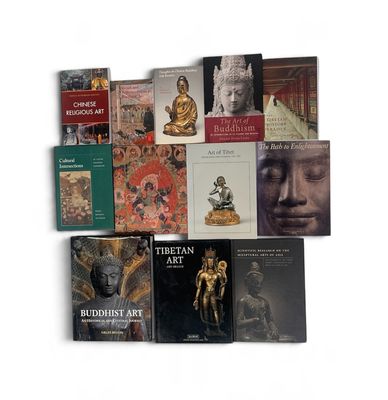 un grand nombre de livres posés sur une table