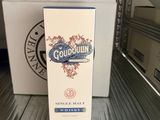 un carton de marchandises posé à l'arrière d'un camion