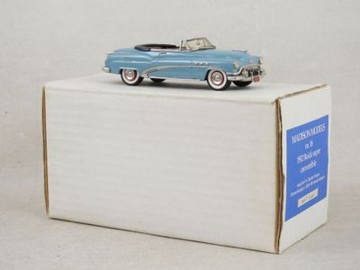une petite voiture bleue posée sur une boîte