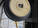 une image représentant une chaîne de commande fixée à une fenêtre
