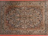 un tapis persan ancien orné d'un motif en médaillon sur fond rose
