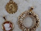 trois types différents de pendentifs posés sur une surface en marbre