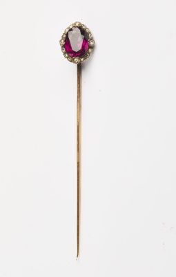 un gros plan d'une pierre rose fixée sur un bâton