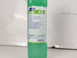 une bouteille contenant un liquide vert posée sur un comptoir