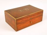 une image représentant une boîte en bois ornée d'un monogramme