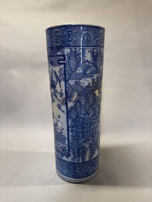 grand vase bleu et blanc orné d'un motif oriental sur l'extérieur