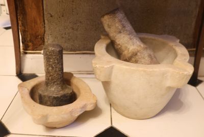 Deux mortiers et pilons dont un mortier en marbre. - Photo 1