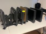 de nombreux écrans d'ordinateur posés sur une table blanche