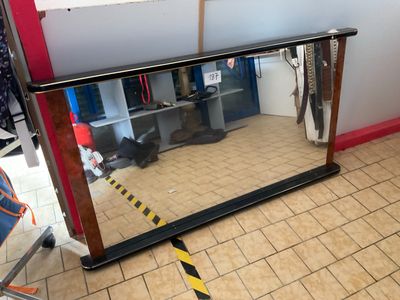 un grand miroir posé à même le sol dans une pièce
