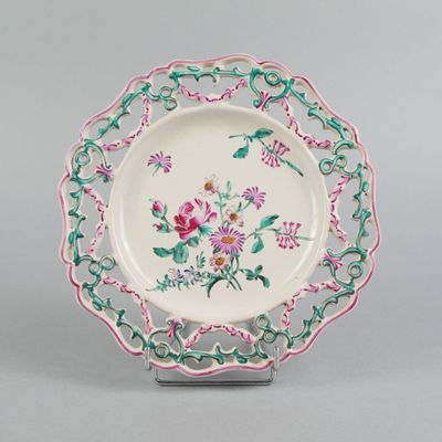 l'image d'une assiette ornée d'un motif floral