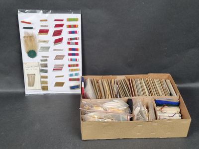 Fort lot de rubans, galons et accessoires pour médailles